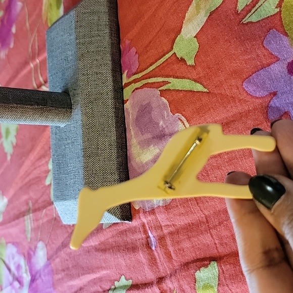 Giraffe Pin - Picture 3 of 3